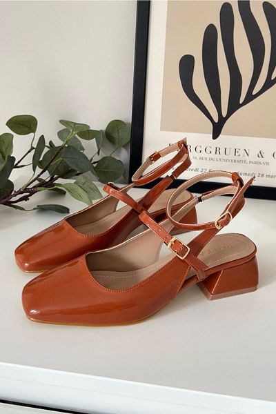 POLKA STORE Dámská hnědá lakovaná helma Mary Jane Tan Brown s otevřenou zadní hranatou špičkou, krátké boty na podpatku