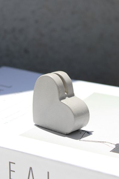 The Craft Thor Concrete Heart Patterned Note and Photo Holder - Stylish and Functional Decor