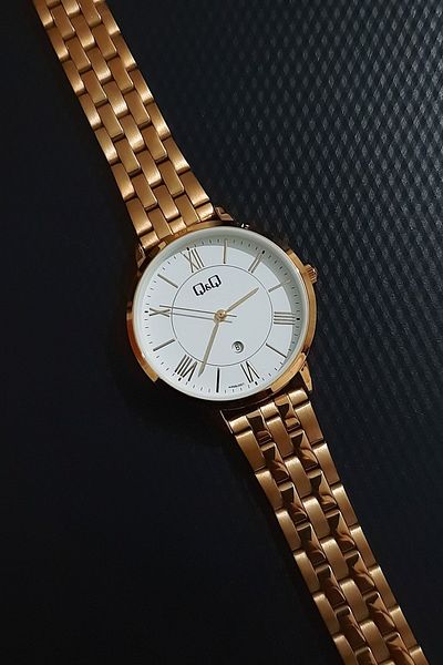 Q&Q Gold White Modern Design Gold Yellow Calendar Women's Wristwatch