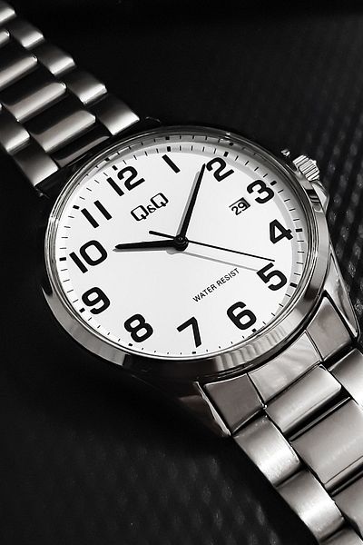 Q&Q Silver White Steel Strap Men's Wristwatch with Numeral Calendar