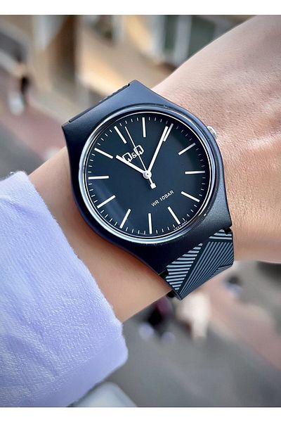 Q&Q Unisex Wristwatch with Waterproof Silicone Band