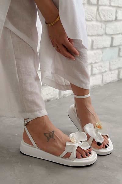 Shoebutik Sandale de damă Orkidea cu detalii cu flori albe