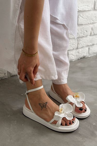 Shoebutik Sandale de damă Orkidea cu detalii cu flori albe