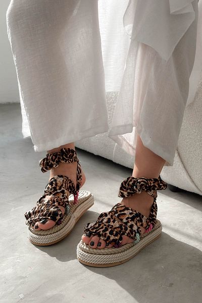 Shoebutik Dámské sandály Bandana s leopardím vzorem - plochá podrážka