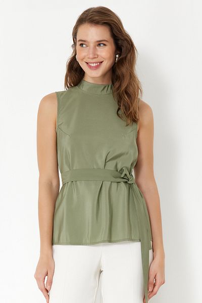 Trendyol Collection Χακί υφασμένη μπλούζα με λαιμόκοψη - ζωσμένη και αμάνικη, TWOSS24BZ00529
