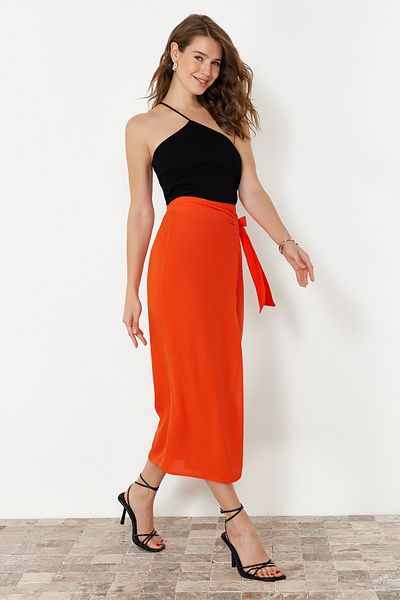 Trendyol Collection Orangefarbener Maxirock aus Viskosestoff – Zweireihig, zum Binden TWOSS24ET00006