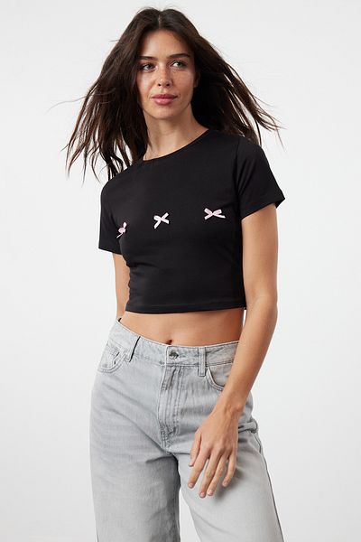 Trendyol Collection Czarna koszulka z dzianiny w kratkę - z kokardką, z krótkim rękawem TWOSS24TS00248