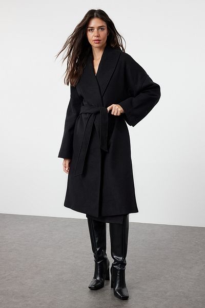 Trendyol Collection Černý oversize kabát s měkkou texturou - Detail knoflíku a rozparku Twoaw25kb00027