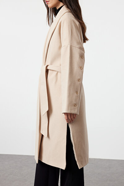 Kolekcia Trendyol Oversize kabát s mäkkou textúrou – detail gombíka a rozparku Twoaw25kb00027