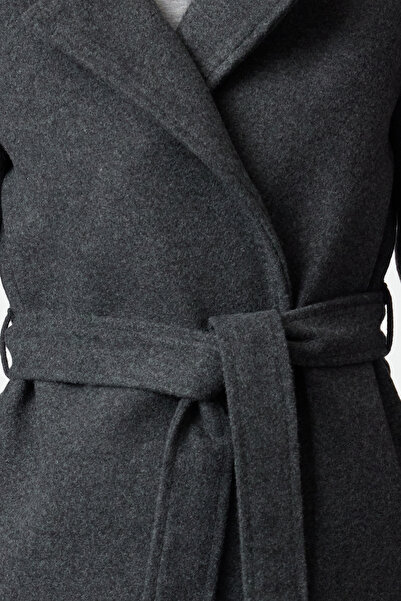 Trendyol Collection Długi wełniany płaszcz Stamp w kolorze antracytowym – z paskiem, TWOAW20KB0033