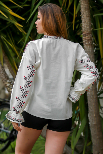Chiccy White Buttoned Collar and Embroidered Sleeve High Collar Casual Blouse