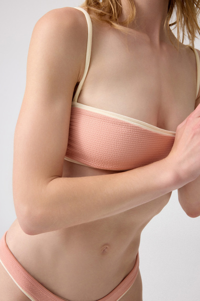 Los Ojos x Melodi σε σκόνη-κρέμα με υφή μπικίνι Top Bandeau Ball