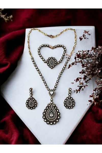 FAYRA ACCESSORIES طقم قلادة وسوار مزين بحجر الزركون