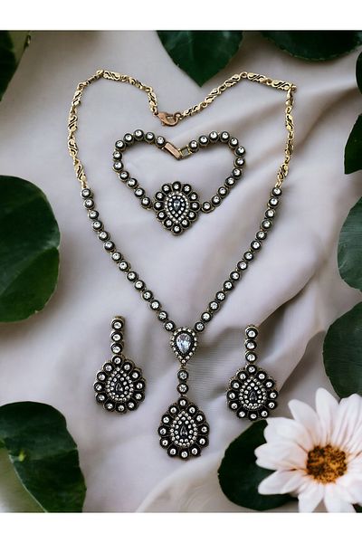 FAYRA ACCESSORIES طقم قلادة وسوار مزين بحجر الزركون