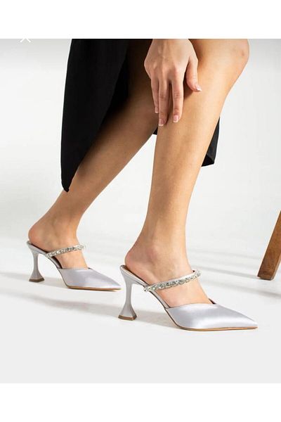 Leyna Pantofi cu toc de culoare satin pentru femei