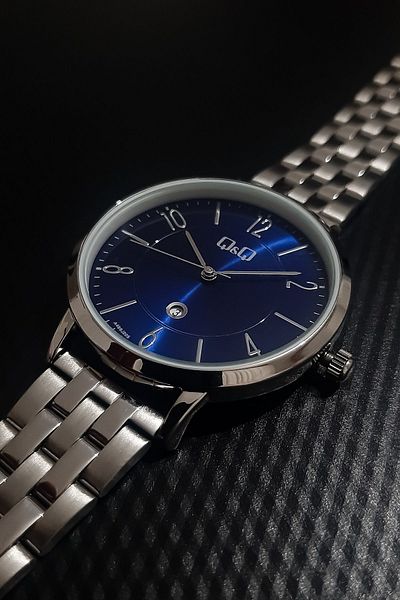 Q&Q Navy Blue Silver Steel Bracelet Women's Wristwatch with Calendar