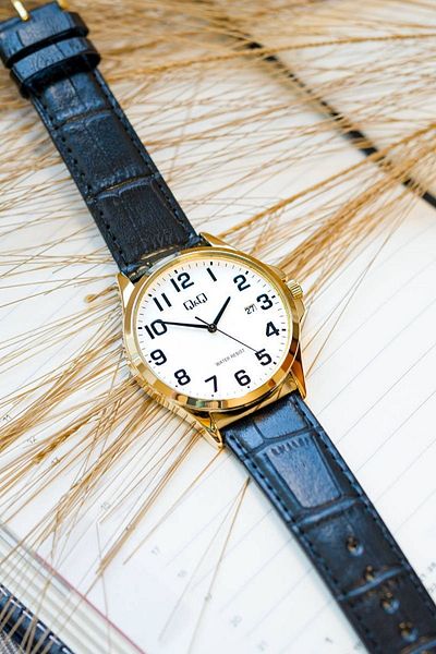 Q&Q Gold and White Bold Number Calendar Men's Wristwatch