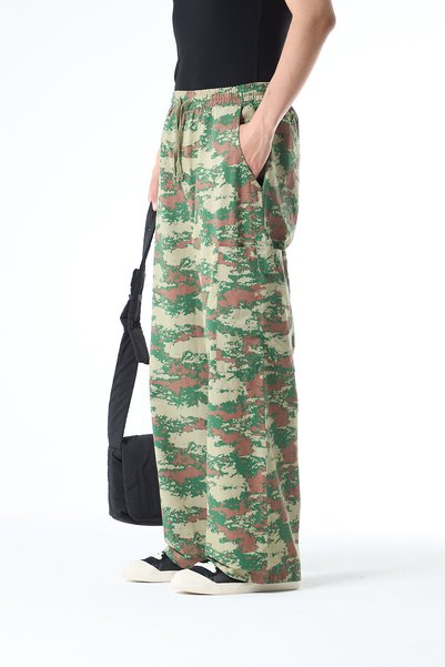 VAMOSCLO Patterned Camouflage Trousers - Cargo Pocket Detail, Model-3