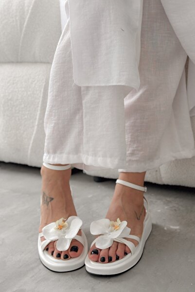 Shoebutik Orkidea Women's Sandals with White Flower Detail