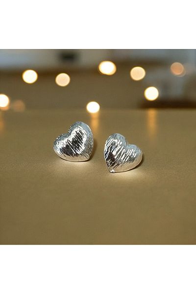 Housess أقراط فضية اللون على شكل قلب للنساء