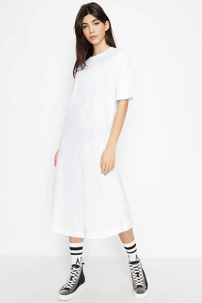 ROCKANDROLL Απλό, ατυπωμένο λευκό φόρεμα με λαιμόκοψη με κοντό μανίκι χτενισμ...