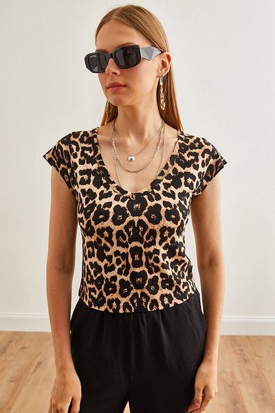 Olalook Pružná viskózová plodinová halenka s leopardím vzorem kamenné barvy s výstřihem do V – BLZ-19002680