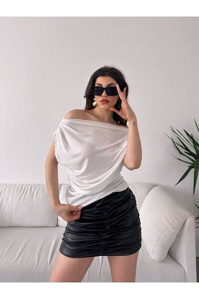buqre's moda Κοντομάνικη μπλούζα με λαιμόκοψη και ασύμμετρη λεπτομέρεια