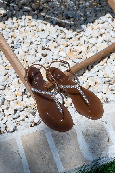 NİŞANTAŞI SHOES Lassie Earth Colour Stone Detail Knöchelriemen-Damensandalen mit flacher Sohle