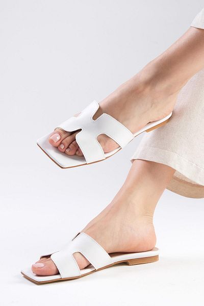 Mio Gusto Margo Weiße Hausschuhe für Damen – Blunt-Toe-Design