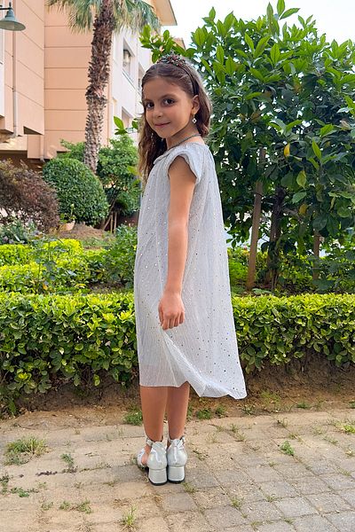 TRENDYOLKIDS Rochie țesătă cu panglică argintie pentru fete gri TKDSS24EL00017
