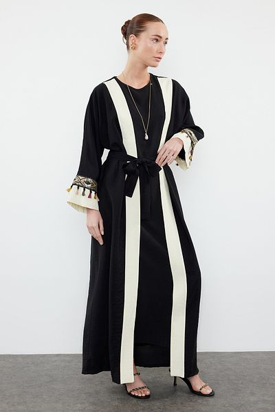 Trendyol Modest Gewebte schwarze Kappe, Ferace und Abaya - TCTSS24KK00007 mit Accessoire-Detail
