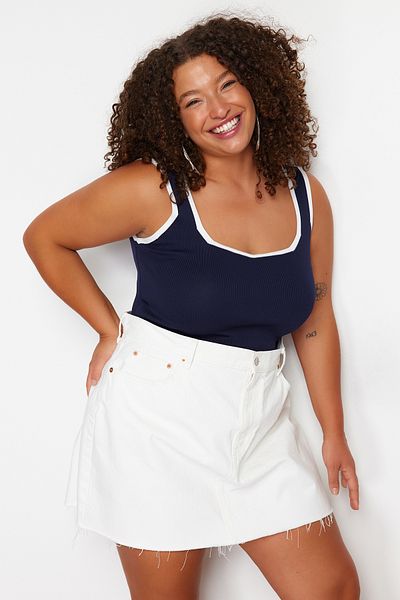 Trendyol Curve Marineblaue, gestreifte, detaillierte, figurbetonte Strickbluse mit quadratischem Kragen TBBSS24AF00052