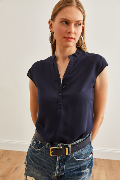 Olalook Sötétkék V-nyakú viszkóz női blúz - 4 gombos BLZ-19000279