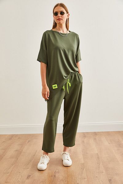 Olalook Khaki barevná asymetrická dámská halenka a křišťálový oblek – měkká textura TKM-19000269