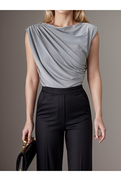 The Suolo Sandy Fabric - Αμάνικη πολυτελής γυναικεία μπλούζα με λεπτομέρεια σ...