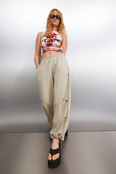 GRIMELANGE Annelise dámská voděodolná padáková tkanina uvolněné béžové kalhoty s elastickým pasem a nohama