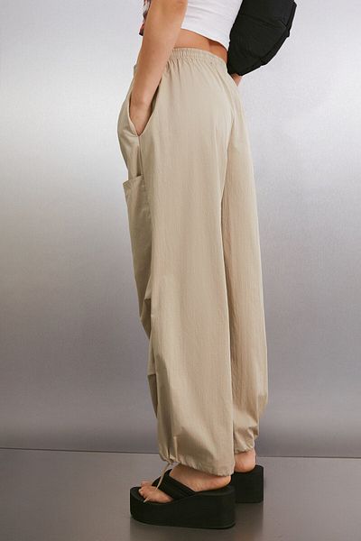 GRIMELANGE Annelise Damen-Hose aus wasserdichtem Fallschirmstoff, bequeme beige Hose mit elastischem Bund und Beinen