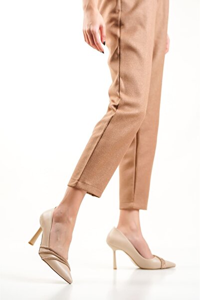 Abacca حذاء نسائي بتفاصيل حجرية ومقدمة مدببة وكعب ستيليتو