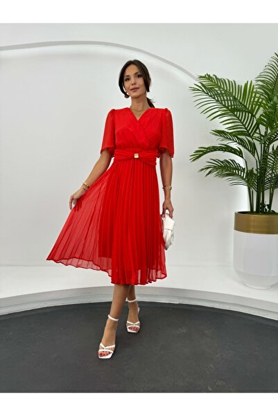 Elif Özbey Butik Piros sifon ruha arany kiegészítővel