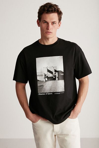 GRIMELANGE Keith Men - Μαύρο μπλουζάκι Oversize, 100% οργανικό βαμβάκι, κοντό μανίκι, μεγάλη λεπτομέρεια με στάμπα
