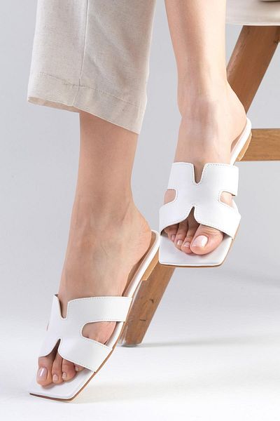 Mio Gusto Margo Weiße Hausschuhe für Damen – Blunt-Toe-Design