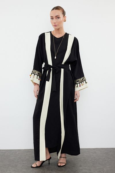 Trendyol Modest Gewebte schwarze Kappe, Ferace und Abaya - TCTSS24KK00007 mit Accessoire-Detail