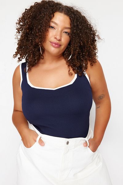 Trendyol Curve Marineblaue, gestreifte, detaillierte, figurbetonte Strickbluse mit quadratischem Kragen TBBSS24AF00052