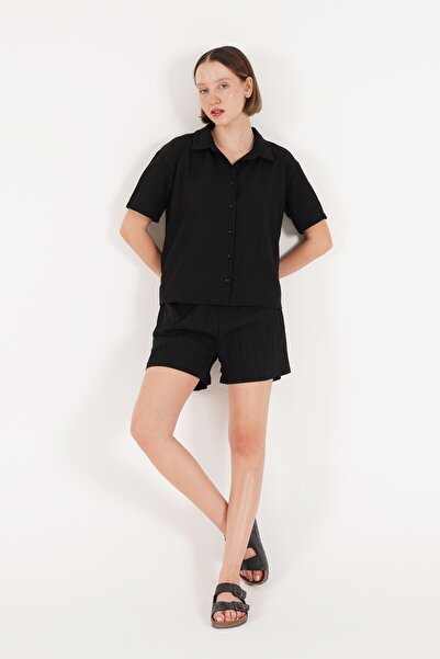 Hipo Trend Μαύρο πουκάμισο και σορτς σε καθημερινή εφαρμογή