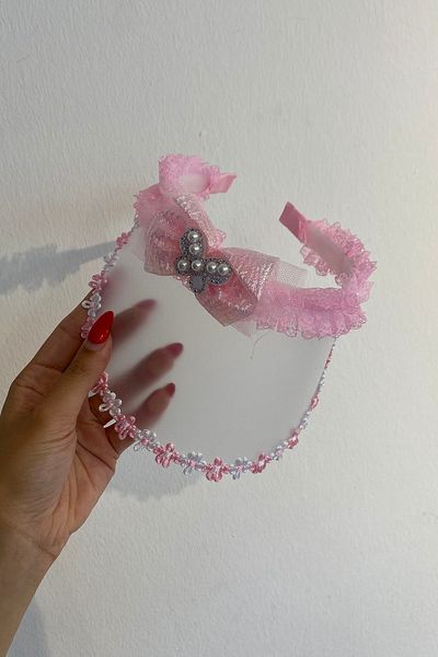 TAKIŞTIR قبعة وردية اللون على شكل فراشة ومزينة باللؤلؤ