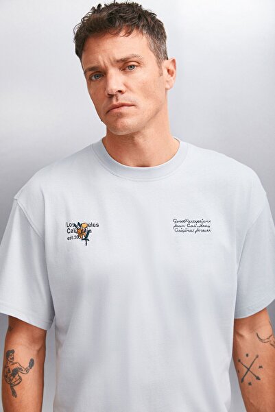 GRIMELANGE Detail pánského potisku Kastel 100% organická bavlna Regular Fit šedé tričko s krátkým rukávem