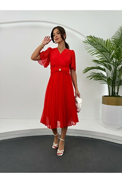 Elif Özbey Butik Piros sifon ruha arany kiegészítővel