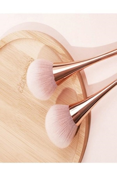 newnet فرشاة أحمر الخدود ذات الطرف الناعم المصنوعة من الذهب الوردي بتصميم أنيق