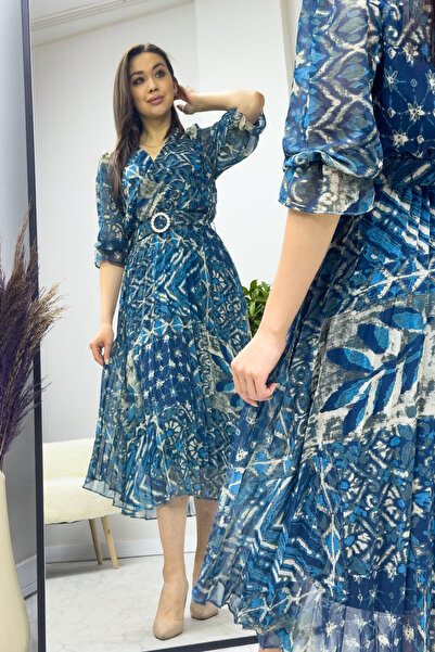 Elbise Delisi Kadın Mavi Desenli Pileli Kısa Kol Taş Kemerli Şifon Elbise