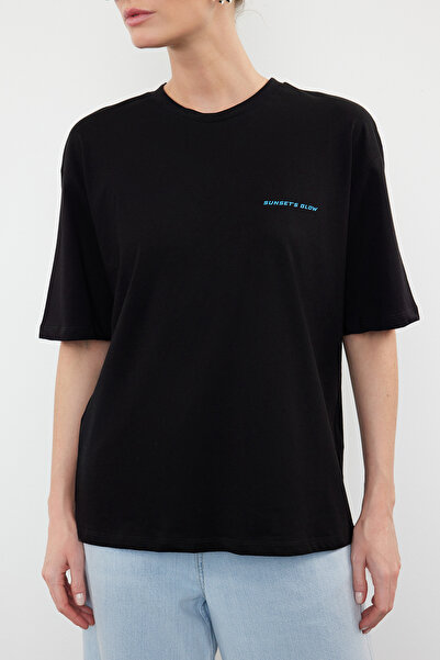 Trendyol Collection Černé prémiové pohodlné tričko – 100% bavlna s potištěným tričkem TWOSS24TS00172